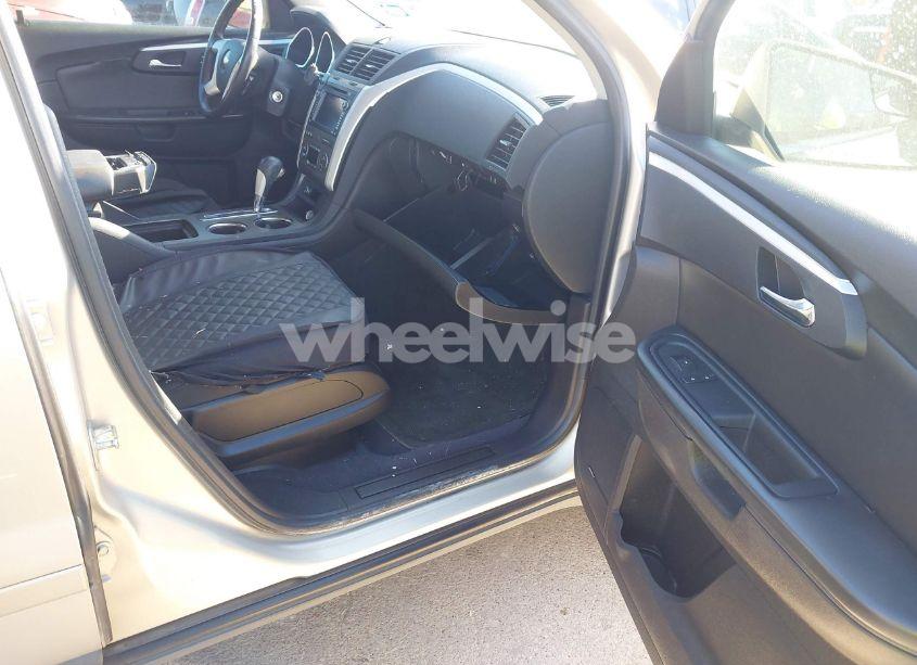 Photo 5 of 2010 Chevrolet Traverse LT (VIN 1GNLRFEDXAS147831)