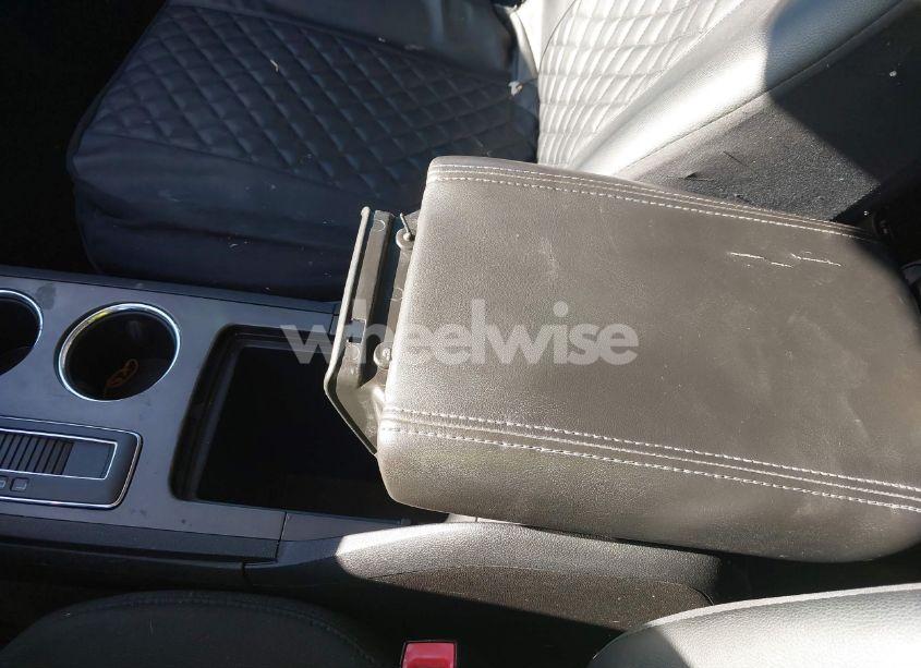 Photo 6 of 2010 Chevrolet Traverse LT (VIN 1GNLRFEDXAS147831)