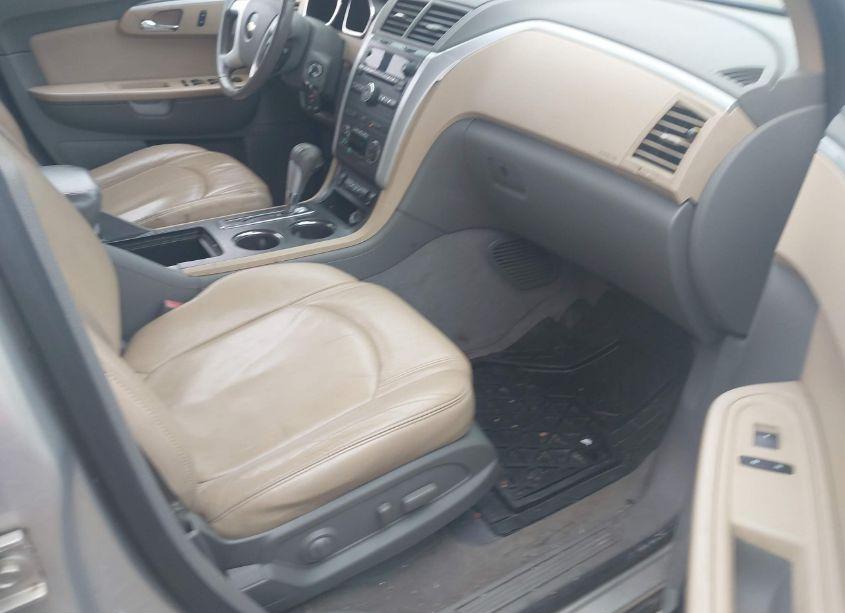 Photo 5 of 2010 Chevrolet Traverse LT (VIN 1GNLRGED0AS117288)