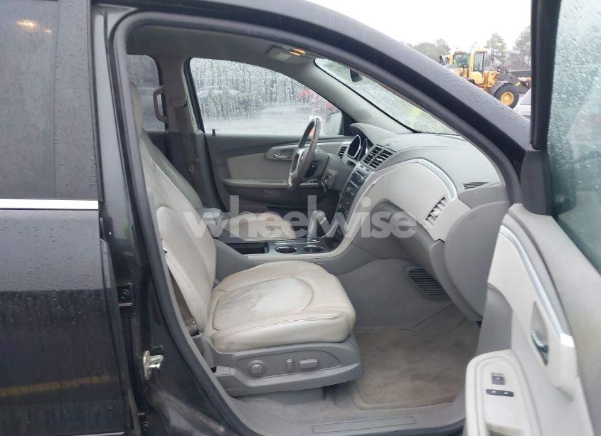 Photo 5 of 2010 Chevrolet Traverse LT (VIN 1GNLRGED1AS106929)