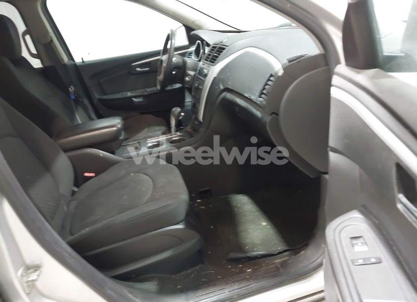 Photo 5 of 2010 Chevrolet Traverse LT (VIN 1GNLRGED1AS118563)