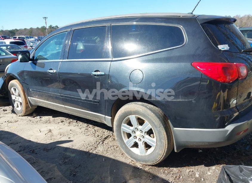 Photo 3 of 2010 Chevrolet Traverse LT (VIN 1GNLRGED3AS124171)