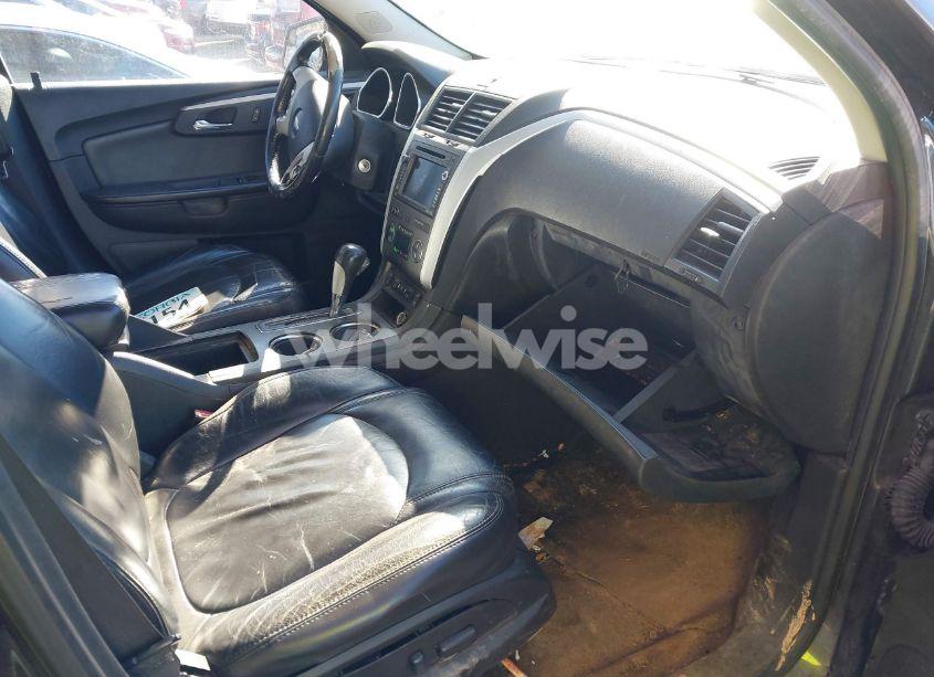 Photo 5 of 2010 Chevrolet Traverse LT (VIN 1GNLRGED3AS124171)