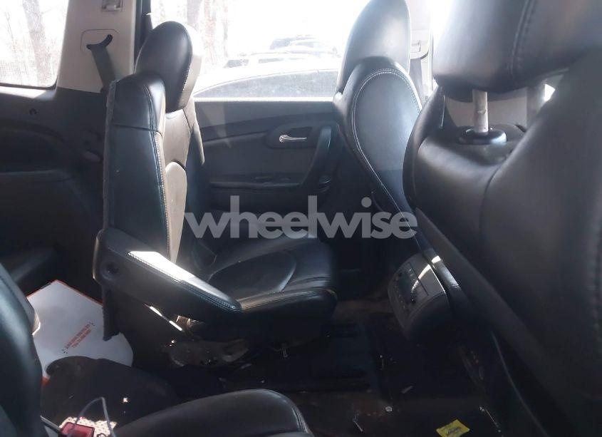 Photo 8 of 2010 Chevrolet Traverse LT (VIN 1GNLRGED3AS124171)