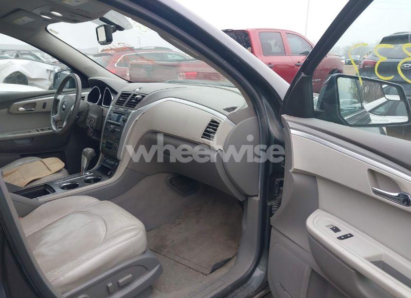 Photo 5 of 2010 Chevrolet Traverse LT (VIN 1GNLRGED4AJ204200)