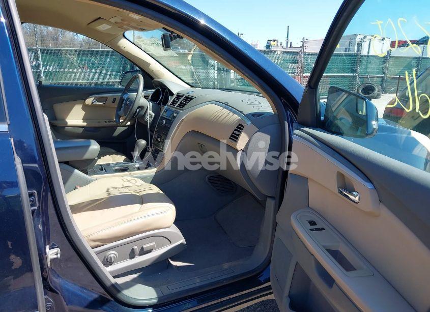 Photo 5 of 2010 Chevrolet Traverse LT (VIN 1GNLRGED5AS106853)