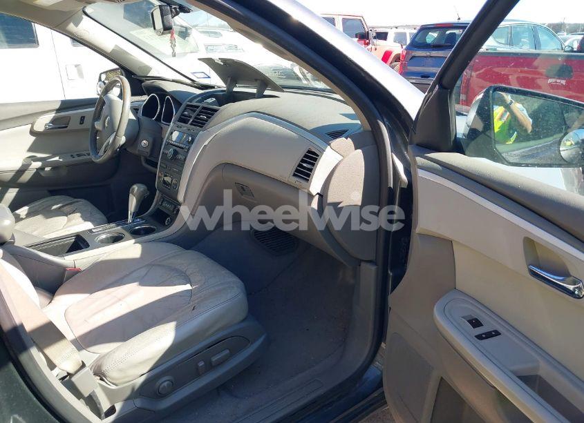 Photo 5 of 2010 Chevrolet Traverse LT (VIN 1GNLRGED7AJ251642)