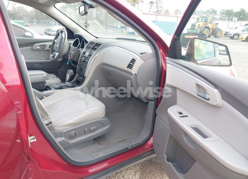 Photo 5 of 2010 Chevrolet Traverse LT (VIN 1GNLRGED7AS125288)