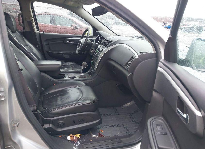 Photo 5 of 2010 Chevrolet Traverse LT (VIN 1GNLRGED8AS132024)