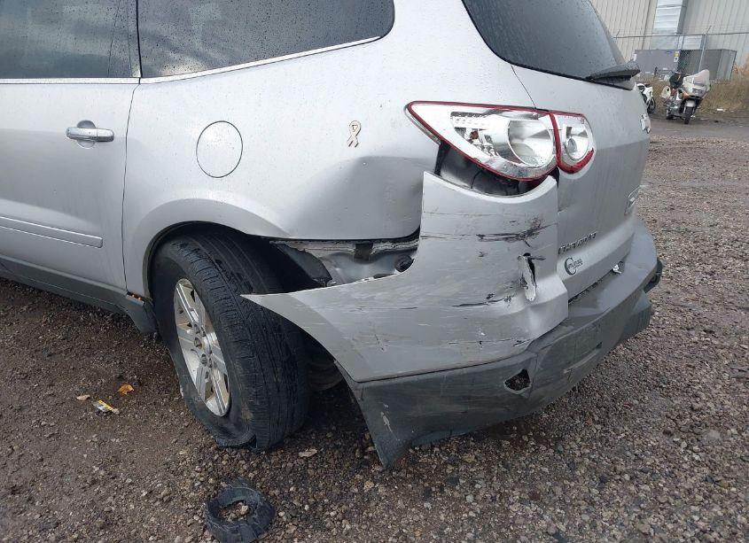 Photo 6 of 2010 Chevrolet Traverse LT (VIN 1GNLRGED8AS132024)