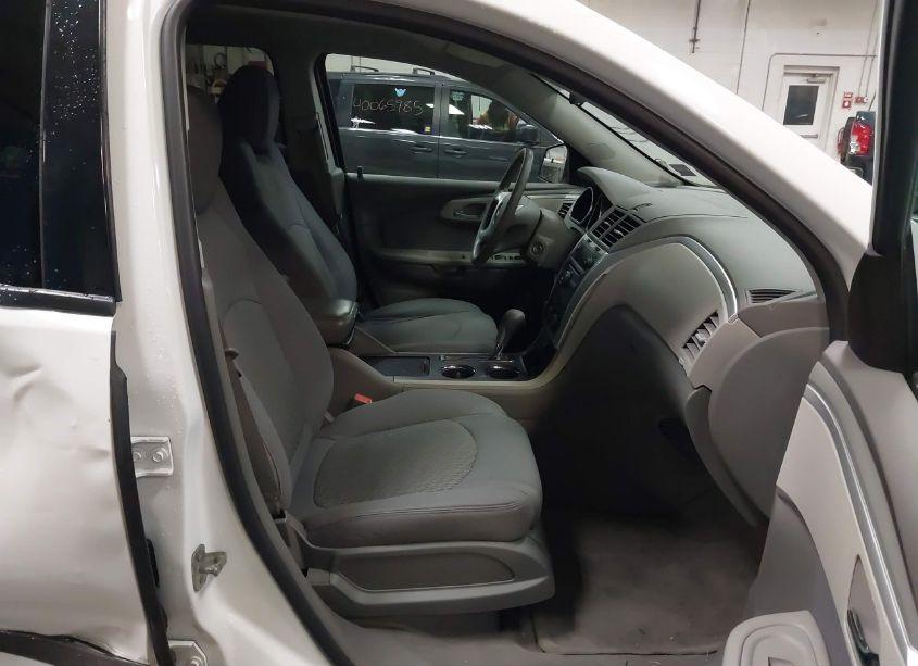 Photo 5 of 2010 Chevrolet Traverse LS (VIN 1GNLVEED6AS134421)