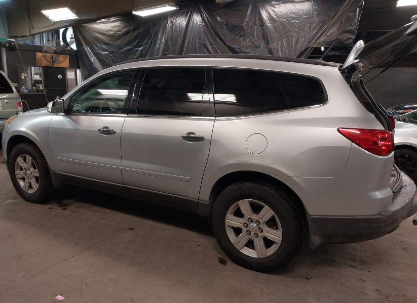 Photo 3 of 2010 Chevrolet Traverse LT (VIN 1GNLVFED0AS114381)