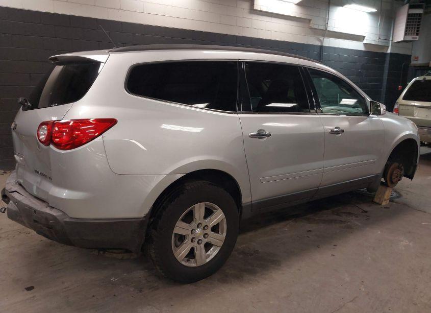 Photo 4 of 2010 Chevrolet Traverse LT (VIN 1GNLVFED0AS114381)