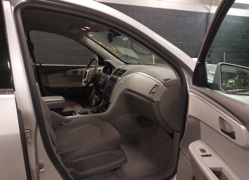 Photo 5 of 2010 Chevrolet Traverse LT (VIN 1GNLVFED0AS114381)