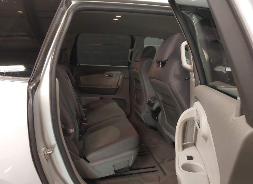 Photo 8 of 2010 Chevrolet Traverse LT (VIN 1GNLVFED0AS114381)