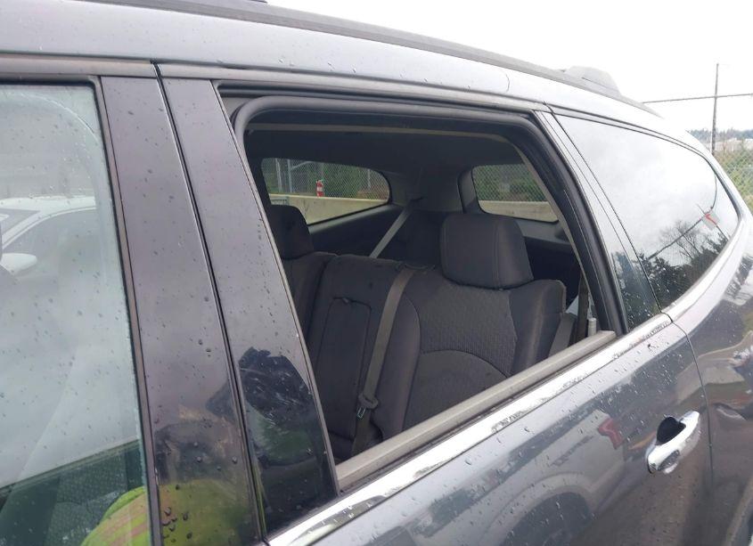 Photo 6 of 2010 Chevrolet Traverse LT (VIN 1GNLVFED1AS145123)