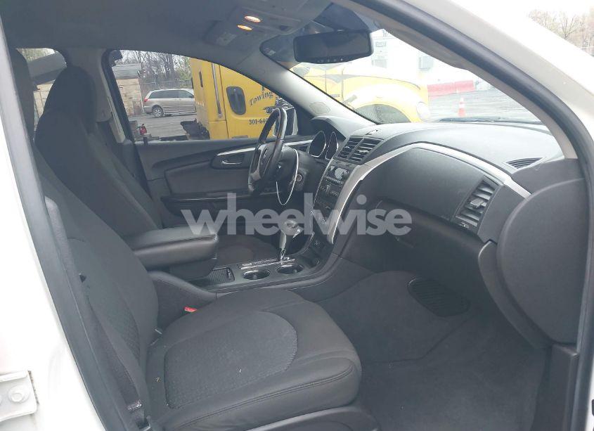 Photo 5 of 2010 Chevrolet Traverse LT (VIN 1GNLVFED2AJ209949)