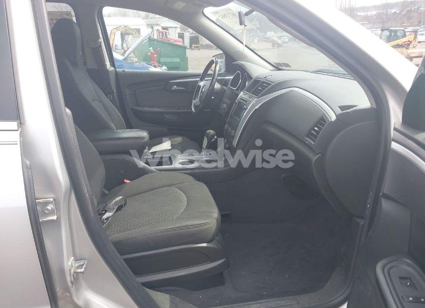 Photo 5 of 2010 Chevrolet Traverse LT (VIN 1GNLVFED4AS127361)