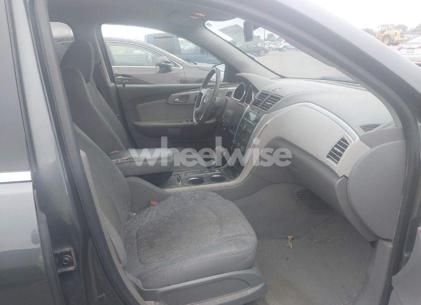 Photo 5 of 2010 Chevrolet Traverse LT (VIN 1GNLVFED6AS126650)