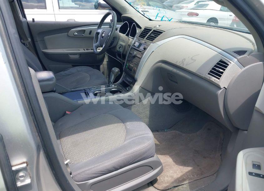 Photo 5 of 2010 Chevrolet Traverse LT (VIN 1GNLVGED0AJ202990)
