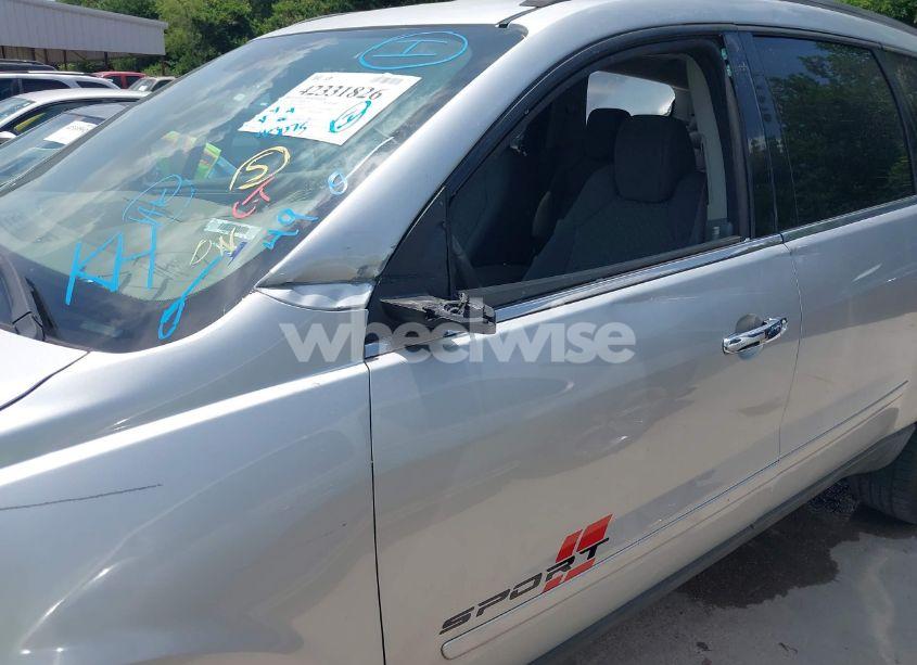 Photo 6 of 2010 Chevrolet Traverse LT (VIN 1GNLVGED0AJ202990)