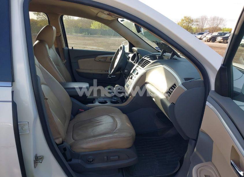 Photo 5 of 2010 Chevrolet Traverse LT (VIN 1GNLVGED3AJ207729)