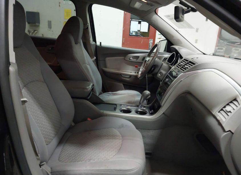 Photo 5 of 2010 Chevrolet Traverse LT (VIN 1GNLVGED5AJ261582)