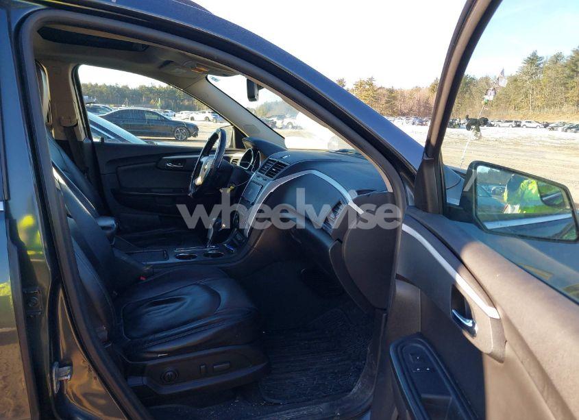 Photo 5 of 2010 Chevrolet Traverse LT (VIN 1GNLVGED8AJ237776)