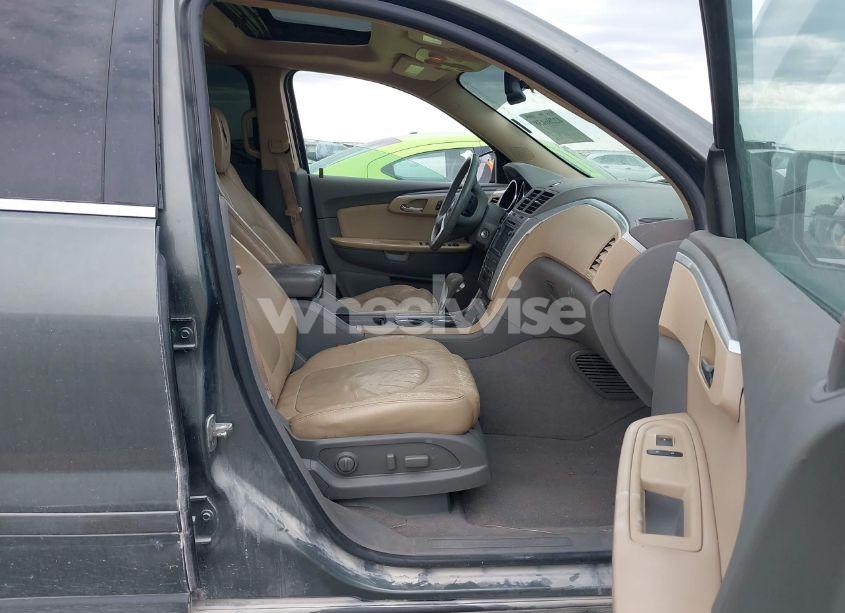 Photo 5 of 2010 Chevrolet Traverse LT (VIN 1GNLVGED8AJ259969)