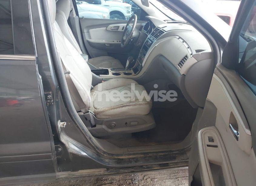 Photo 5 of 2010 Chevrolet Traverse LT (VIN 1GNLVGED8AS124792)