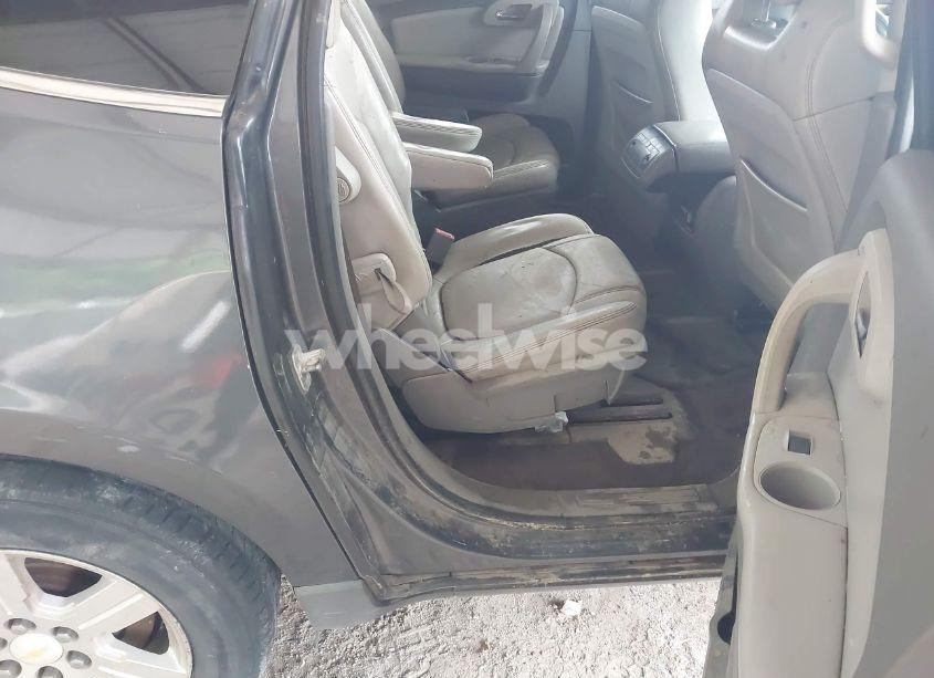 Photo 8 of 2010 Chevrolet Traverse LT (VIN 1GNLVGED8AS124792)