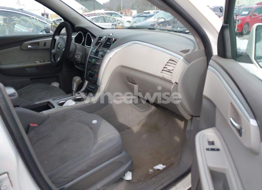 Photo 5 of 2010 Chevrolet Traverse LT (VIN 1GNLVGED9AJ267479)