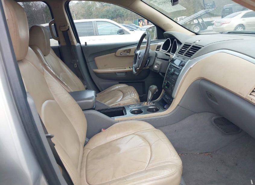 Photo 5 of 2010 Chevrolet Traverse LT (VIN 1GNLVGED9AS140161)