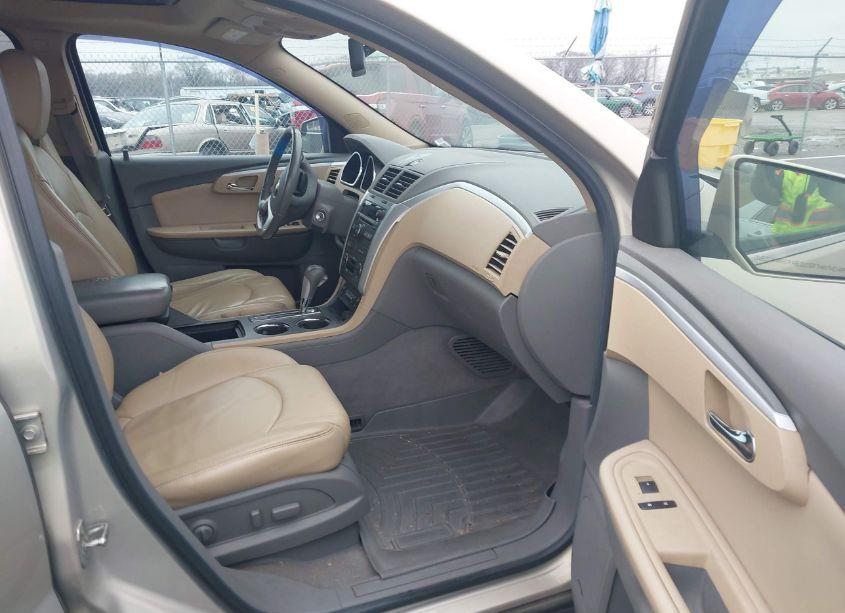 Photo 5 of 2010 Chevrolet Traverse LT (VIN 1GNLVGED9AS145327)