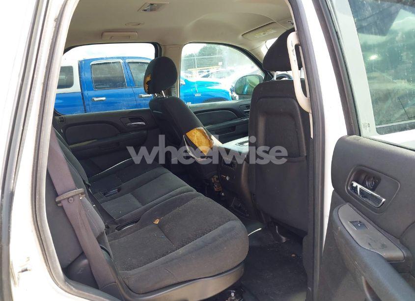 Photo 8 of 2010 Chevrolet Tahoe LS (VIN 1GNMCAE01AR262122)