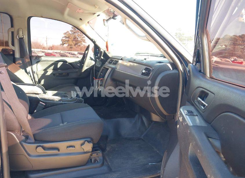 Photo 5 of 2010 Chevrolet Tahoe LS (VIN 1GNMCAE03AR172776)