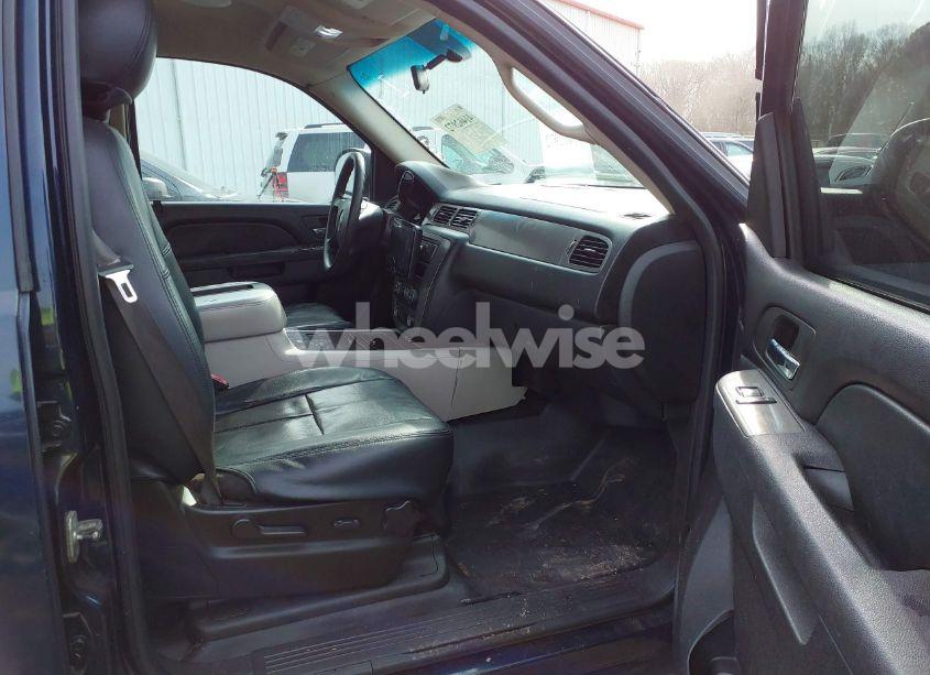 Photo 5 of 2010 Chevrolet Tahoe LS (VIN 1GNMCAE03AR256919)