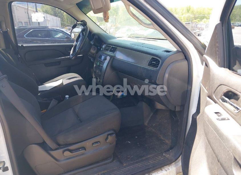 Photo 5 of 2010 Chevrolet Tahoe LS (VIN 1GNMCAE05AR263340)