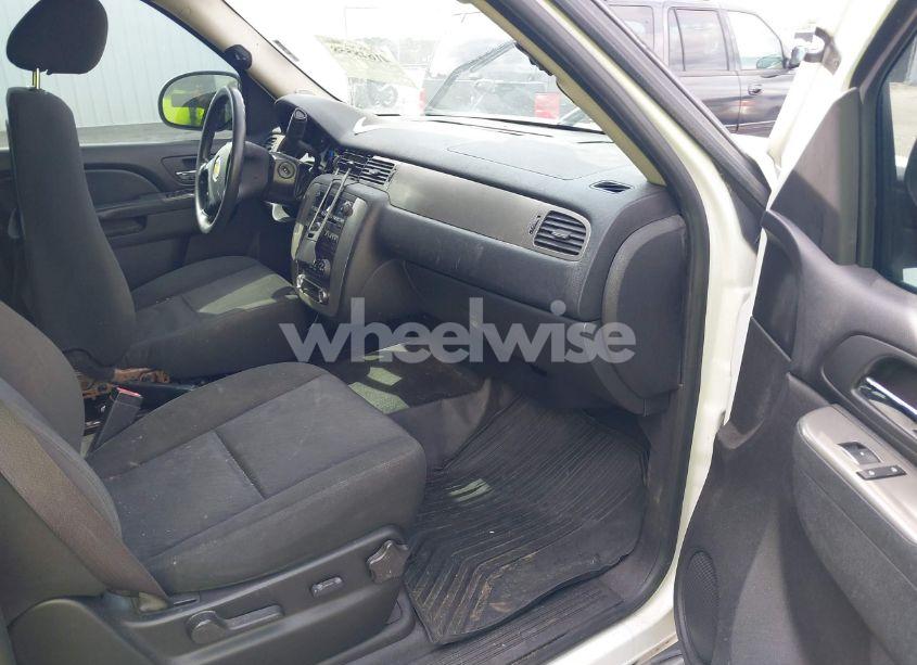 Photo 5 of 2010 Chevrolet Tahoe LS (VIN 1GNMCAE06AR132286)