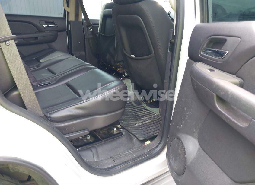 Photo 8 of 2010 Chevrolet Tahoe LS (VIN 1GNMCAE06AR132286)