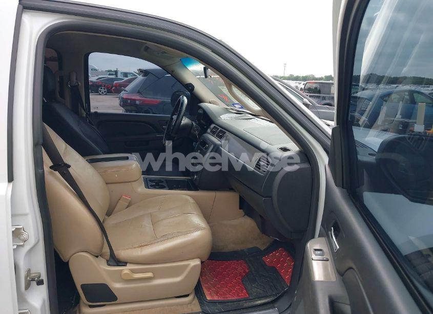 Photo 5 of 2010 Chevrolet Tahoe LS (VIN 1GNMCAE0XAR108203)