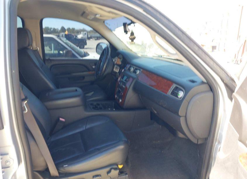 Photo 5 of 2010 Chevrolet Tahoe LS (VIN 1GNMCAE32AR228085)