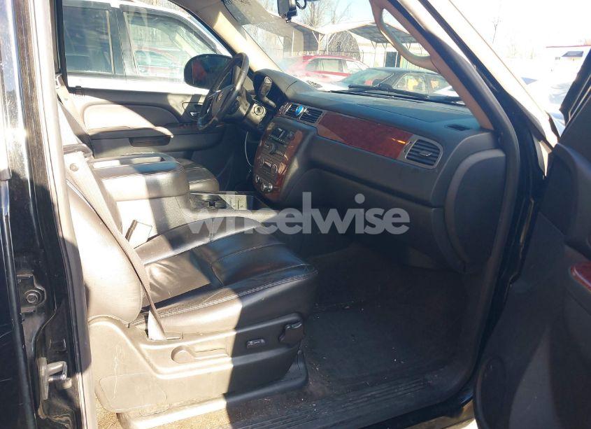 Photo 5 of 2010 Chevrolet Tahoe LT (VIN 1GNMCBE31AR244803)