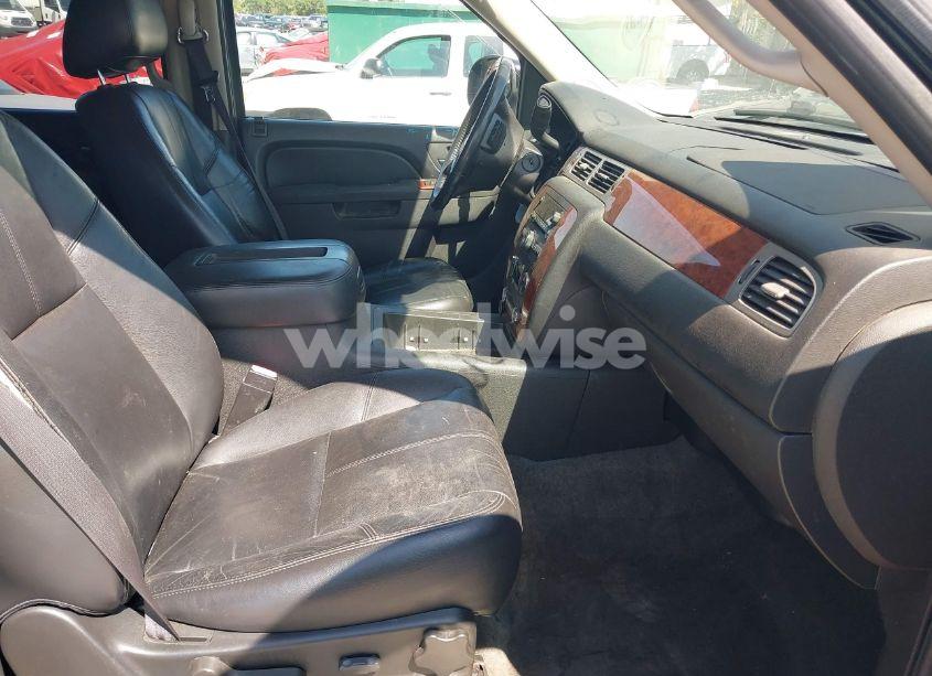 Photo 5 of 2010 Chevrolet Tahoe LT (VIN 1GNMCBE32AR115615)