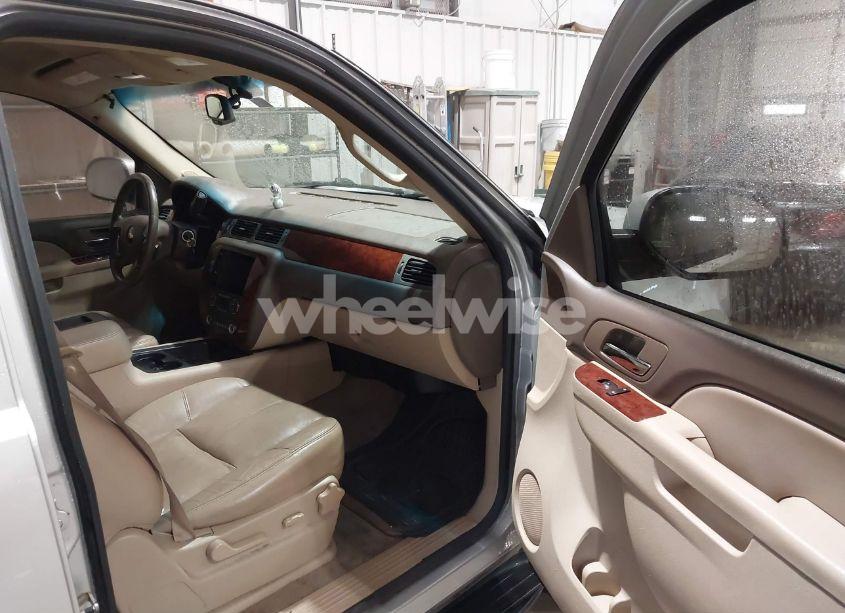 Photo 5 of 2010 Chevrolet Tahoe LT (VIN 1GNMCBE32AR244471)