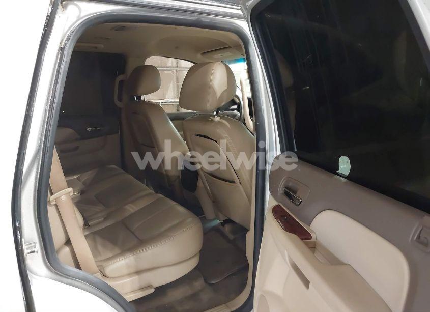 Photo 8 of 2010 Chevrolet Tahoe LT (VIN 1GNMCBE32AR244471)