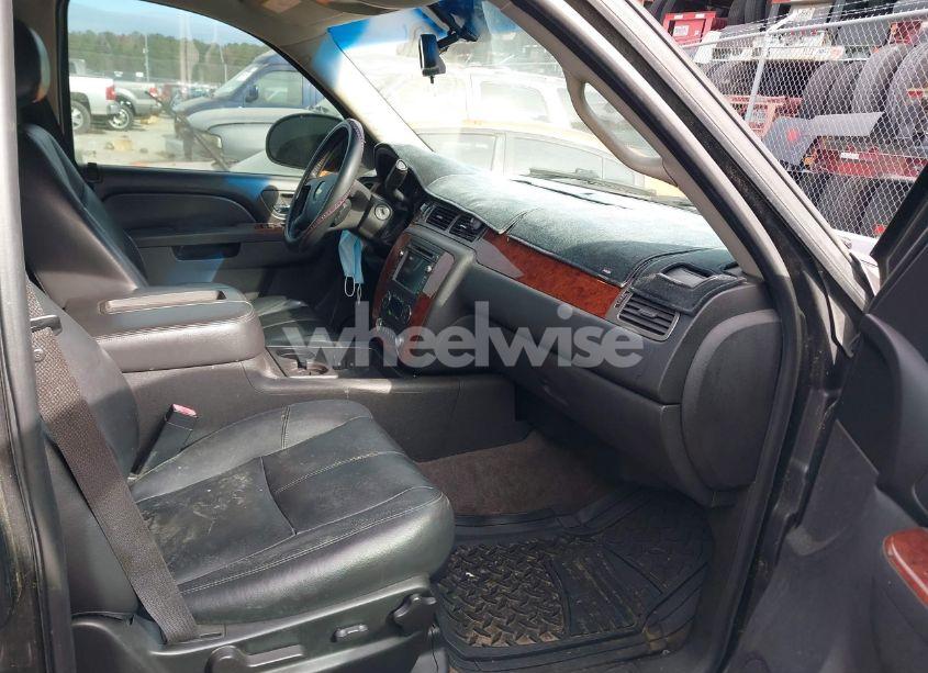 Photo 5 of 2010 Chevrolet Tahoe LT (VIN 1GNMCBE35AR207561)