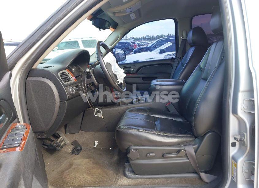 Photo 5 of 2010 Chevrolet Tahoe LT (VIN 1GNMCBE39AR129916)