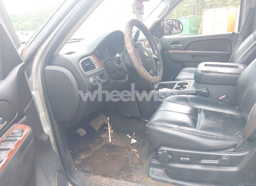 Photo 5 of 2010 Chevrolet Tahoe LT (VIN 1GNMCBE39AR148868)