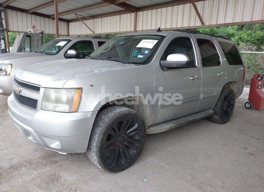 Photo 2 of 2010 Chevrolet Tahoe LT (VIN 1GNMCBE39AR157330)